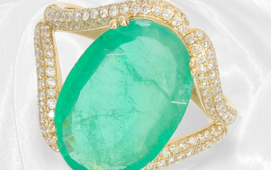 Ring: unworn emerald/brilliant-cut diamond goldsmith's ring with large emerald of approx. 5.06ct, handmade.