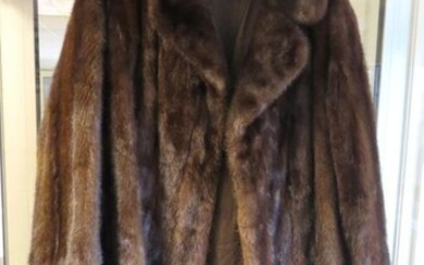 Robert GERMAIN, Paris. Manteau de vison en 3/4. Haut : 113 cm Larg épaules : 67 cm