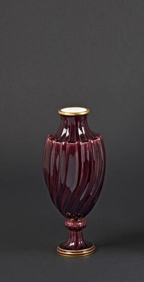 SÈVRES, XIXe siècle, 1888 Vase de forme balustre...