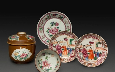SUITE DE CINQ PIÈCES en porcelaine, émaux polychromes de la famille rose et capucin à décor floral, comprenant une paire de cou...