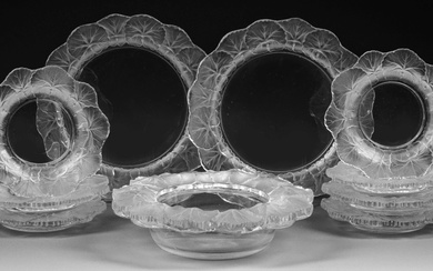 Service à dessert Lalique "Honfleur" 10 pièces ; composé d'un bol, de deux assiettes moyennes...