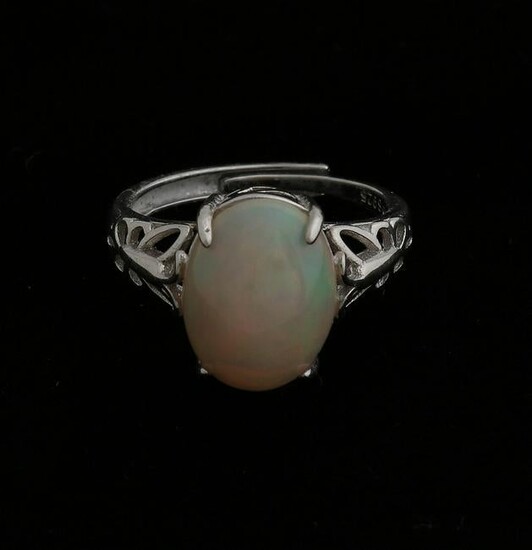 Silver ring, 925/000, with white Welo opal, oval model