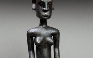Statue féminine présentée nue debout les...