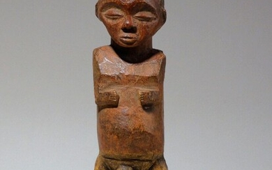 Statuette Lunda-Tchokwé (Angola) Statuette masculine aux bras étonnament petits et repliés sur le torse. Coiffure...