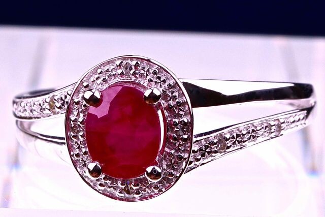 Superb designer ring (Dorian SELOSSE) in 18 kt white gold set with an oval Ruby certified by the IGITL laboratory of 0.46 carat and its ring body of diamonds set with grains for a total of 0.05 carat. Size 54 (can be modified). Gross weight: 2.10g.