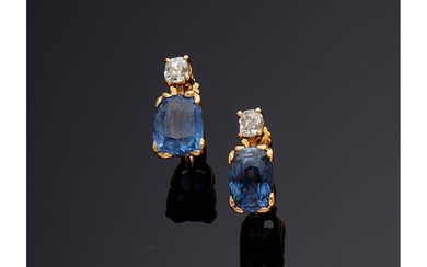 Superbe paire de boucles d'oreilles en or jaune 18 carats (750/000), diamants et saphirs, composée...