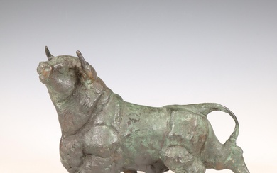 Theo Mackaay (geb. 1950), groen gepatineerd bronzen sculptuur 'Spaanse stier', 1990.