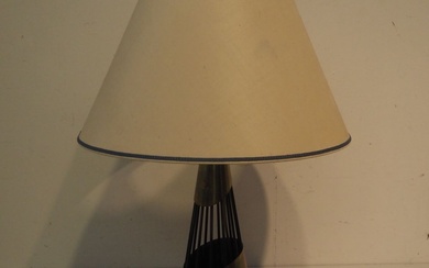 Travail scandinave : Lampe d'ambiance vers 1960, fût conique avec tiges de métal gainé d'une...