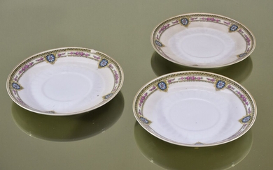 Trois assiettes en porcelaine blanche à décor... - Lot 20 - De Baecque et Associés