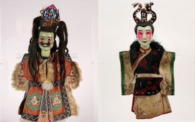 Twee antieke Chinese handpoppen met hoofden in gelakt hout en met originalle rijke kledij -...