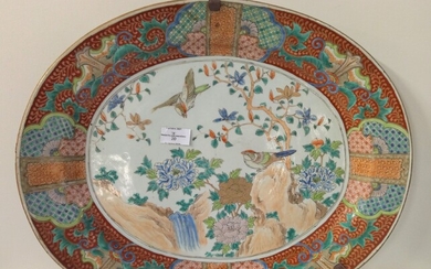 Un plat ovale en porcelaine à décor floral et oiseaux sur le fond, Chine XIX°...
