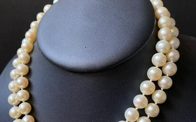 Un sautoir de perles blanches