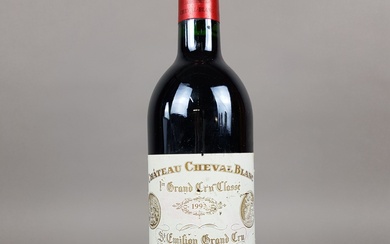 Une bouteille de Château Cheval Blanc, 1992 - étiquette légèrement abimée