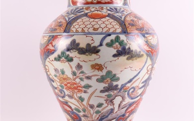 Vase Imari en porcelaine, Japon, Edo, début du XVIIIe siècle. Décor polychrome de rochers et...