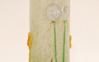 Vase cylindrique vers 1900Verre dégradé de vert. Application de verre à chaud et décor à...