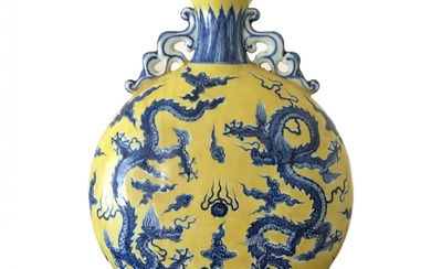 Vase en porcelaine à decor de dessins de dragons sur fond jaune. Signe Wanli. Periode...