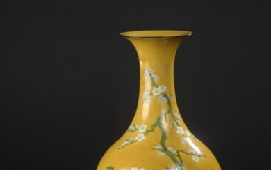 Vase en porcelaine à fond jaune Chine, fin... - Lot 20 - Daguerre