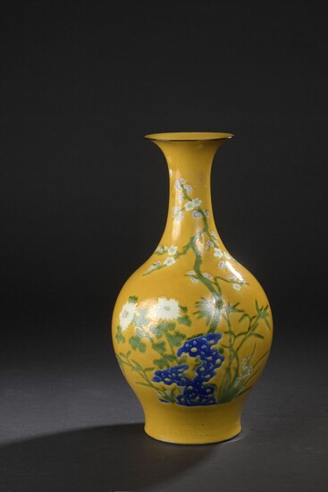 Vase en porcelaine à fond jaune Chine, fin... - Lot 20 - Daguerre