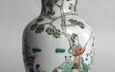 Vase en porcelaine de forme balustre à décor...