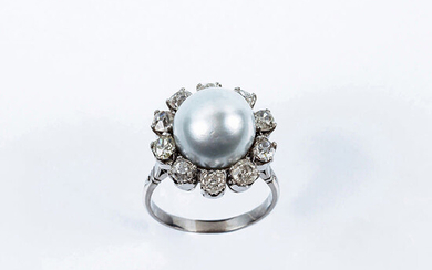 Vintage ring in white gold with a beautiful 11.5...