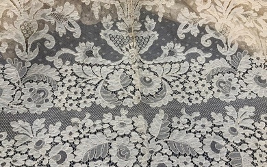 Vtg Linen & Lace Tablecloth