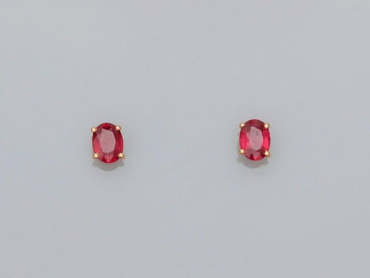 Yellow gold ear chips, 750 MM, each decorated with an oval treated ruby, total about 3.30 carats, Alpa system, weight: 2.15gr. gross.
