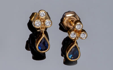 Yellow gold earrings with a beautiful fine blue sapphire,...