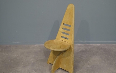 (-), houten stoel met in hoogte verstelbare zitting,...