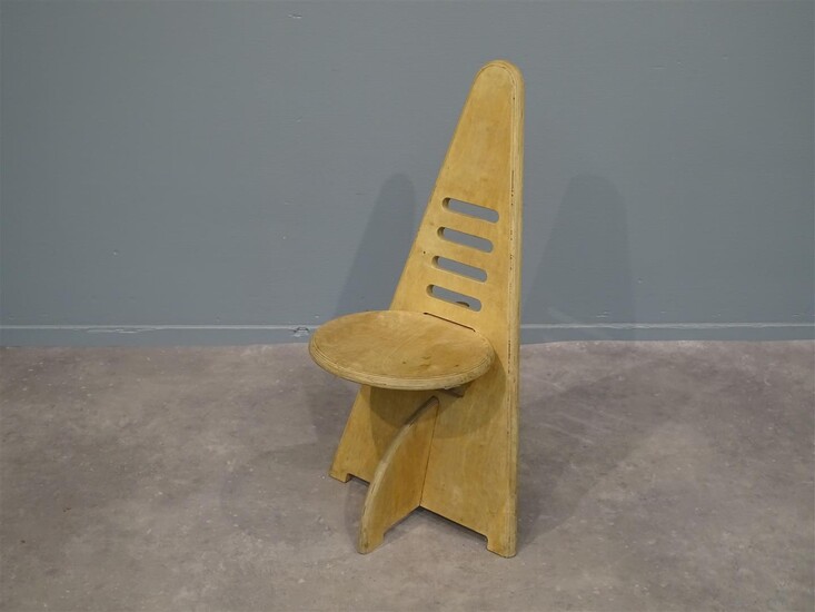 (-), houten stoel met in hoogte verstelbare zitting,...