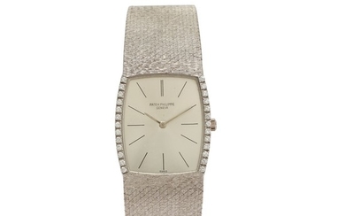 Patek Philippe: A gentleman's wristwatch of 18k white gold, ref. 3528/4G. Mechanical movement with manual winding. 1970s.