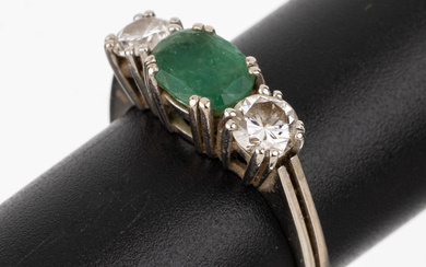 18 kt gold emerald-brilliant-ring , WG 750/000, oval bevelled emerald...