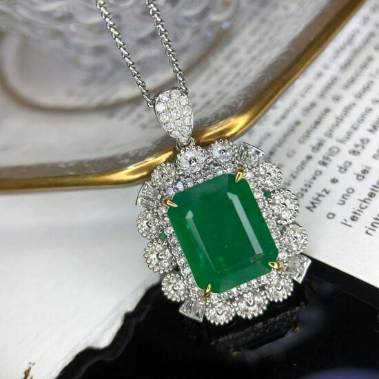 18K White Gold 4.60 ct Emerald & Diamond Pendant