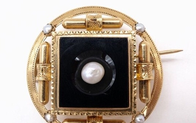 18K yellow gold brooch holding 4 grey pearls, one white pearl (untested) on a square of onyx. Circular shape. Diameter: 3.9 cm. Gross weight : 9.22 gr. A gold, onyx and pearl brooch.