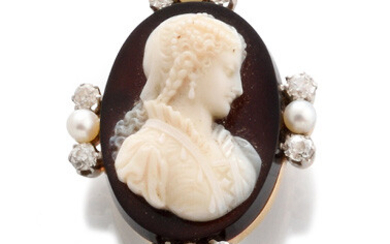 19th century CAME PENDANT PENDANT brooch presenting a cameo on agate with a presumed profile of Madame de Staël in a setting of four fine pearls and eight old fashioned brilliant-cut diamonds. Set in 750 thousandths pink gold. Removable pin clasp...