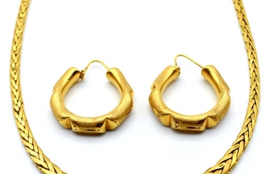 2 colliers et 4 boucles d'oreilles en or jaune et blanc 18 ct (pierres fausses,...