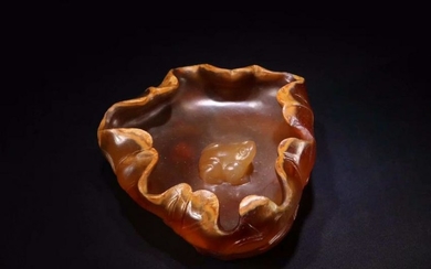 AN AGATE CARVED LOTUS SHAPED BRUSH WASHER