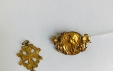 Broche Art Nouveau en métal doré représentant…