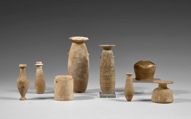 ÉGYPTE ANTIQUE Ensemble de huit vases en albâtre