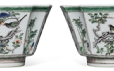 A PAIR OF FAMILLE VERTE SQUARE BOWLS, LATE QING DYNASTY