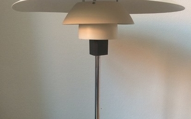 Poul Henningsen: “PH 4/3”. A chromium-plated table lamp, white metal shades. Manufactured by Louis Poulsen. H. 55. Diam. 45 cm.