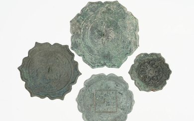 4 miroirs floriformes en bronze, Chine, dont 1 dynastie Tang et 3 dynastie Song, diam. 14,5 cm, 13 cm, 17 cm et 10 cm