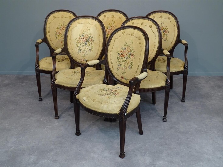 (-), 6 mahonie stoelen met medaillonvormige rug, rustend...