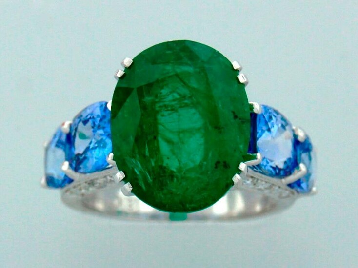 7.50-ct EMERALD 4.0 cts SAPPHIRE WHITE GOLD RING