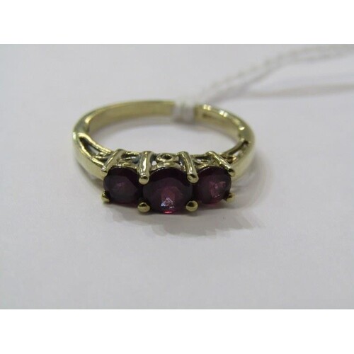 9ct YELLOW GOLD 3 STONE AMETHYST RING, size O