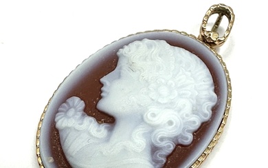 9ct gold framed hard stone cameo pendant measures approx 4cm...
