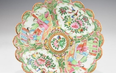 A 19TH CENTURY CHINESE ROSE MEDALLION SCALLOPED PLATE