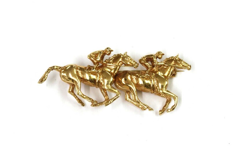 A 9ct gold racehorse brooch, by Harriet Glen