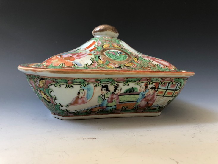A CHINESE EXPORT FAMILLE-ROSE COVERED PLATE
