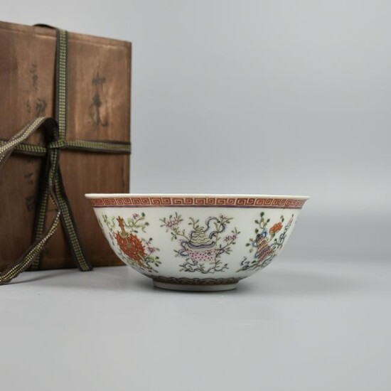 A CHINESE FAMILL-ROSE PORCELAIN BOWL WITH Eight