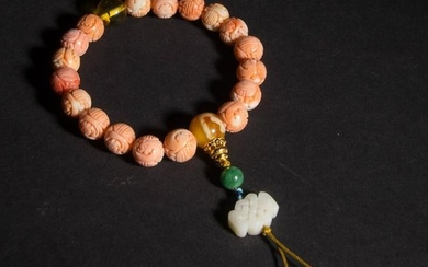 A CORAL BEADS STRUNG BRACELET WITH HOLLOW PATTERN